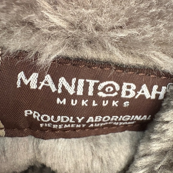 Manitobah Gray Suede Beaded Mukluks Women’s Size 9 - Picture 8 of 9